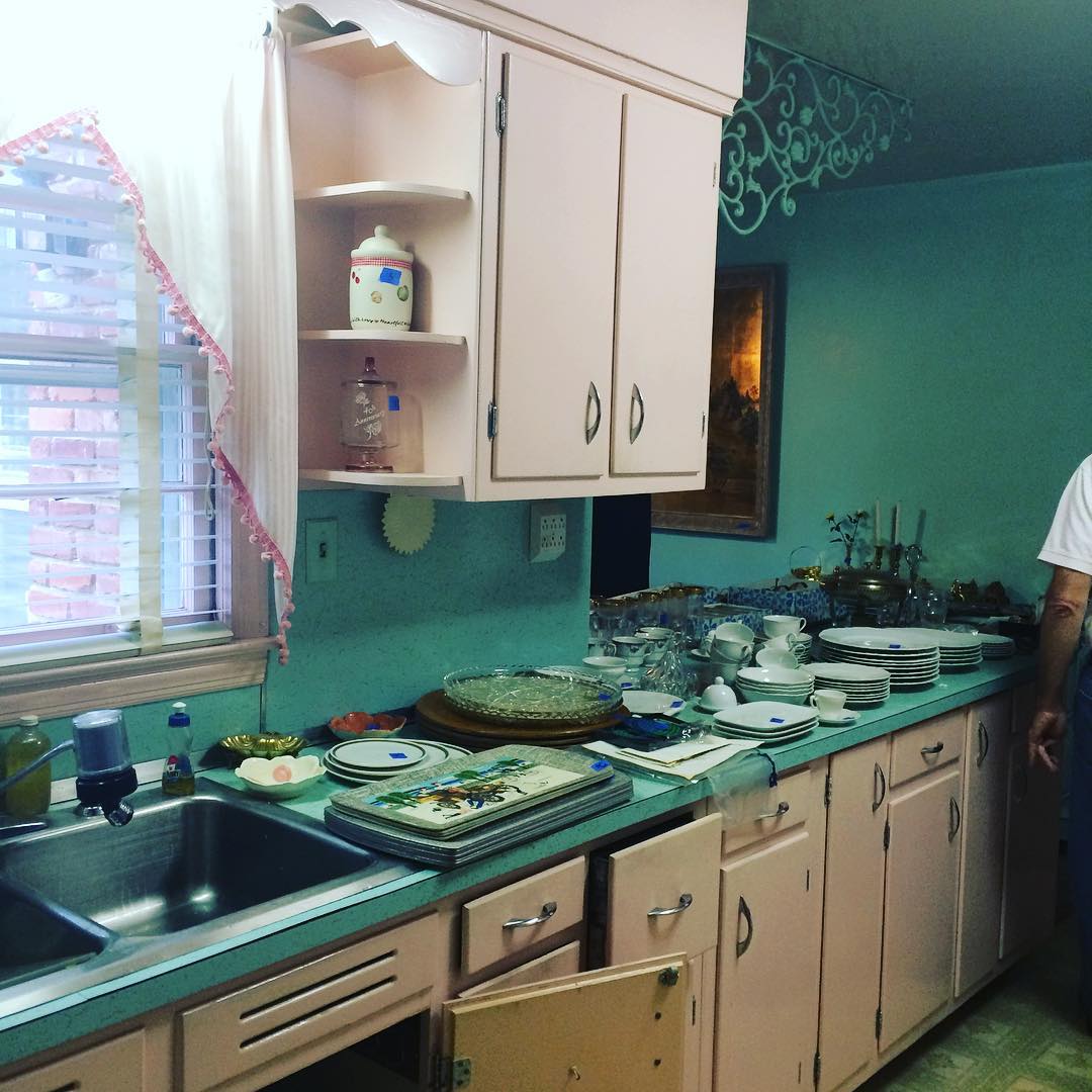 Is this the most meemaw kitchen you've seen lately? Pink cabinets, turquoise Formica cabinets
